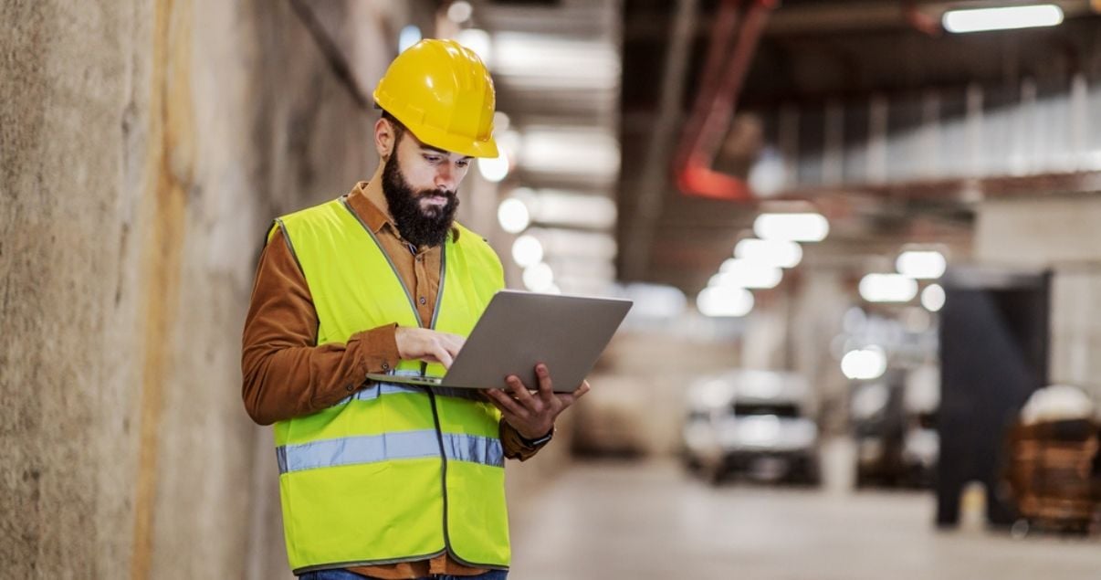 Construction supervisor filling out a Kizeo Forms template