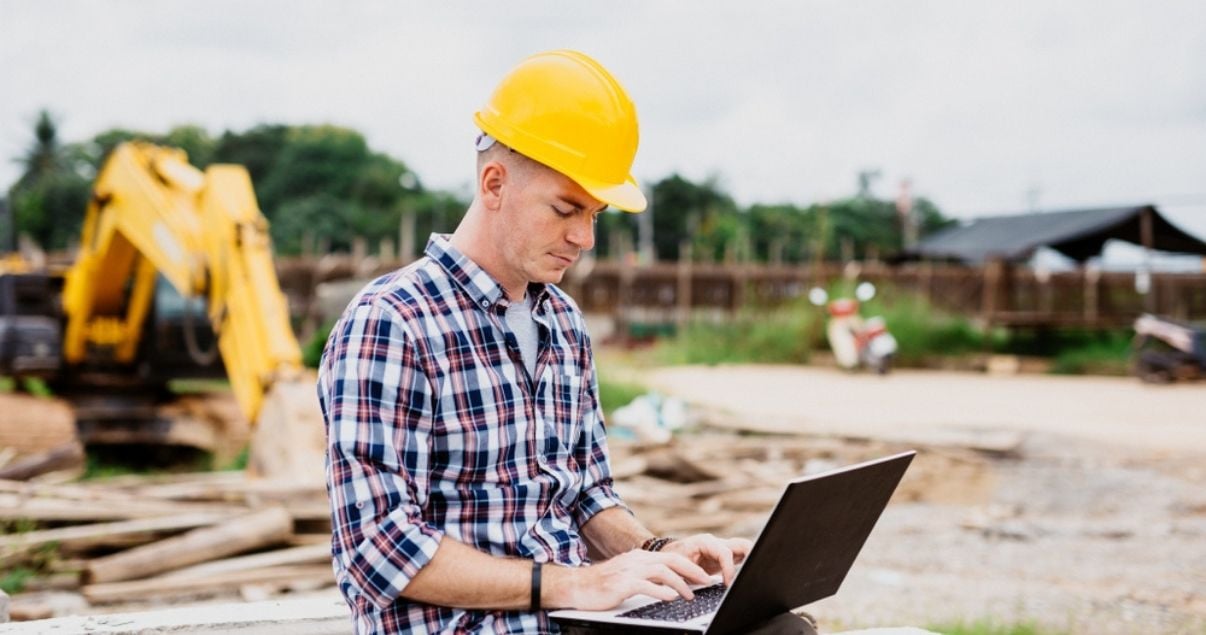 Construction worker contributing to risk-management through Kizeo Forms