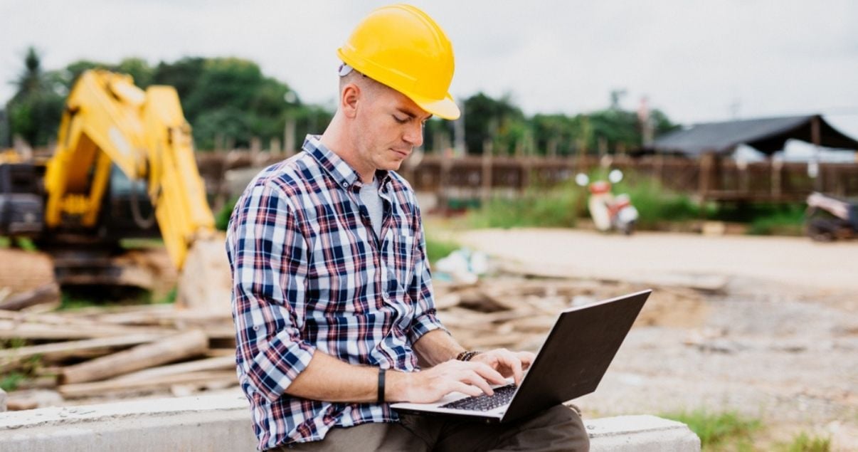 Construction worker taking advantage of Kizeo Forms offline mode