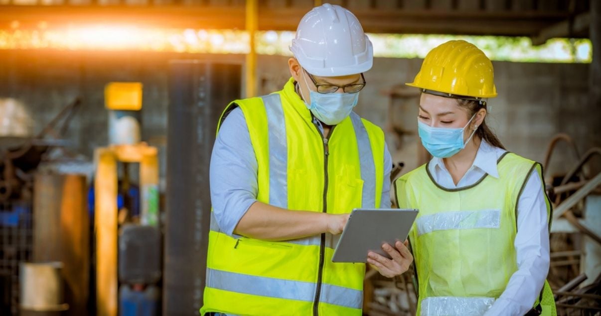 Construction workers carrying out an inspection with Kizeo Forms