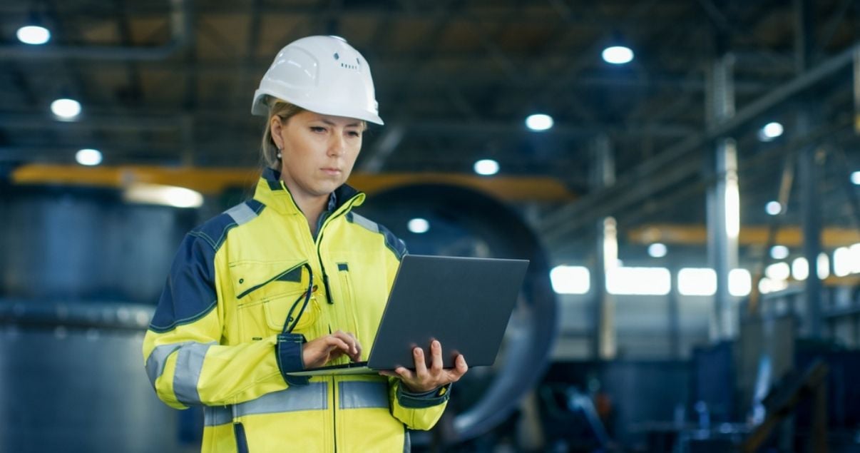 Female engineer collecting data on-site through Kizeo Forms