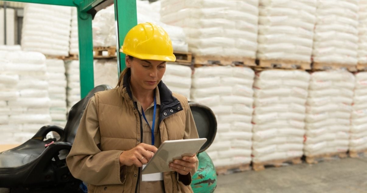 Female inspector collecting data on the Cloud with Kizeo Forms