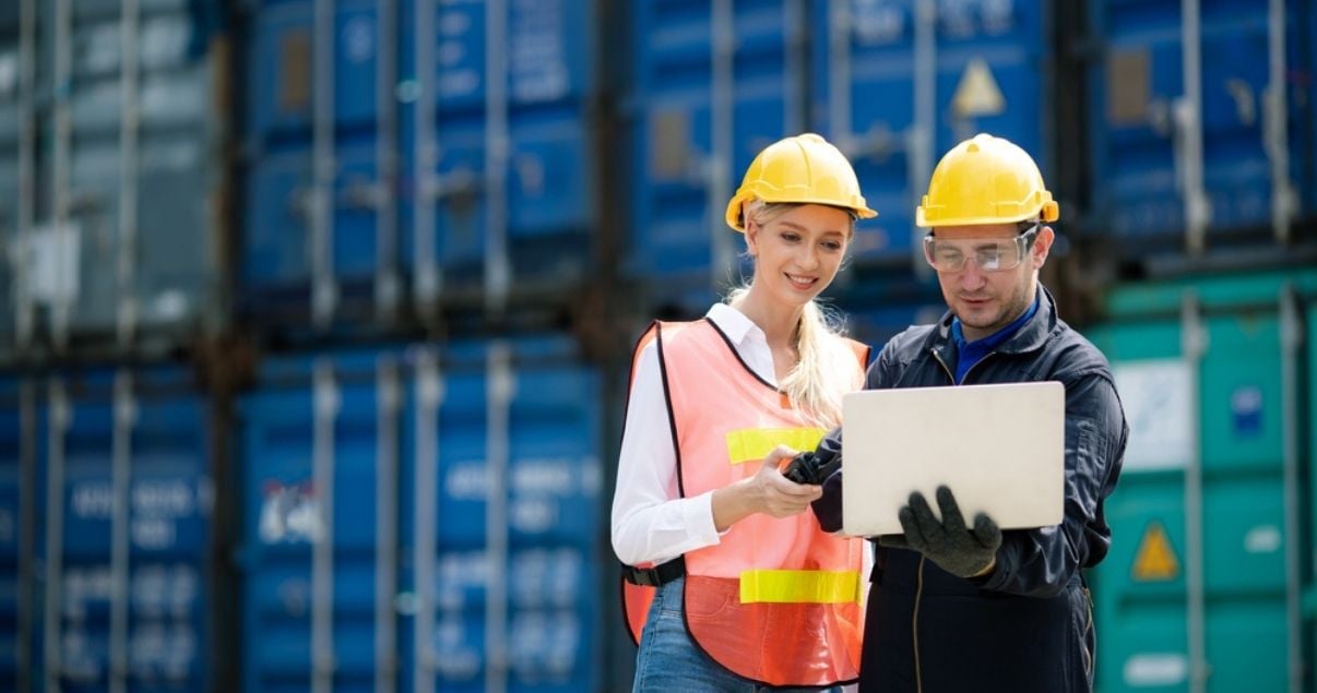 Male inspector and female assistant collecting data using Kizeo Forms