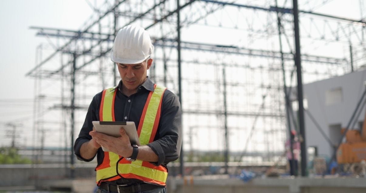 Male construction worker collecting data on his mobile device by using the "offline mode" of his forms app