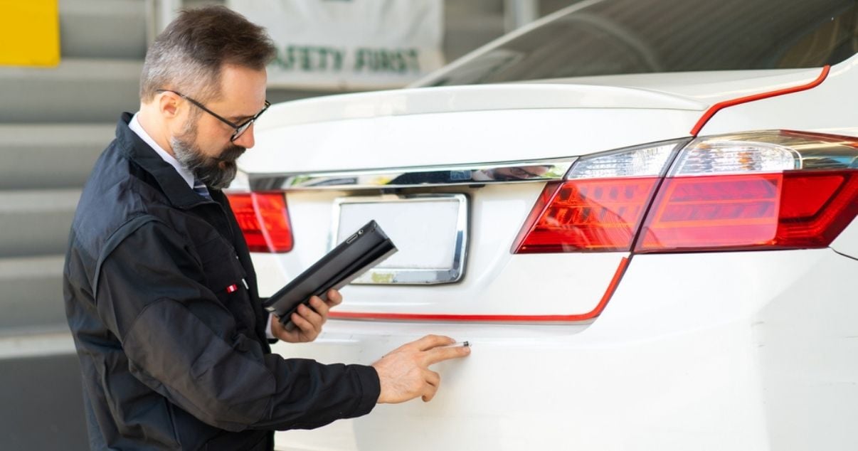 Male vehicle inspector taking advantage of the drawing element of Kizeo Forms smart forms